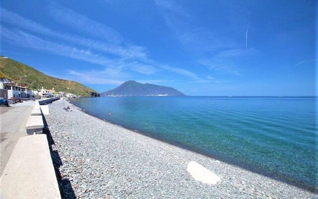 Seafront Apartment - Beach in front