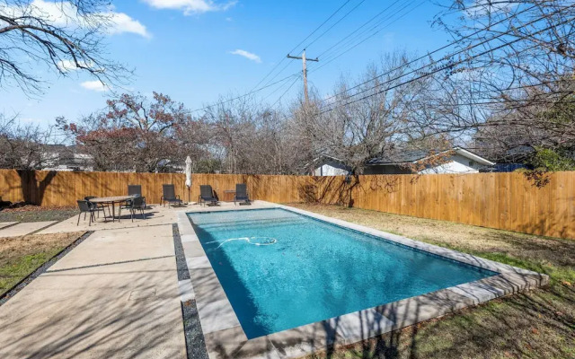Fun 3BR Retreat in Austin Huge Pool