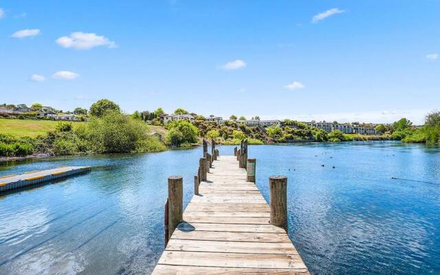 Central Riverside Retreat - Taupo Holiday Home