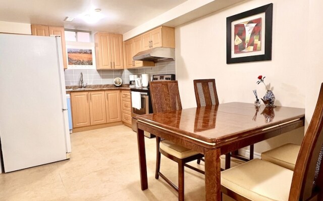 Cozy Home in Richmond Hill with Free Parking