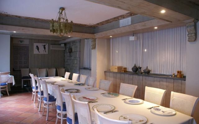 Hotel Mir