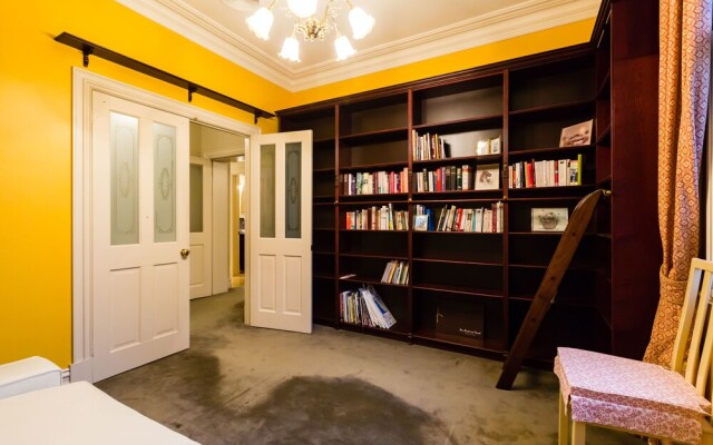 HANNA, 3BDR Melbourne Apartment