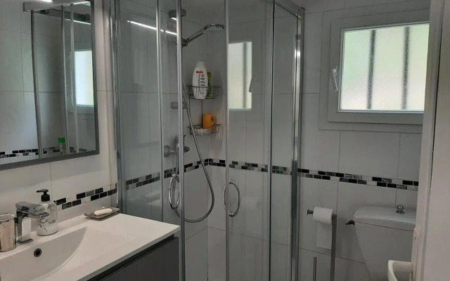 maison en pierre dans un écrin de verdure