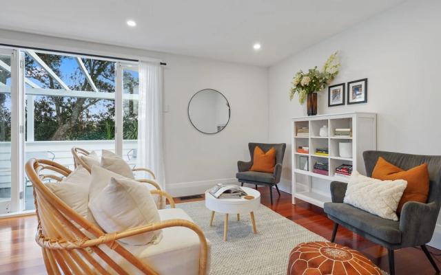 Grey Lynn - Grandeur - Cafe Lifestyle