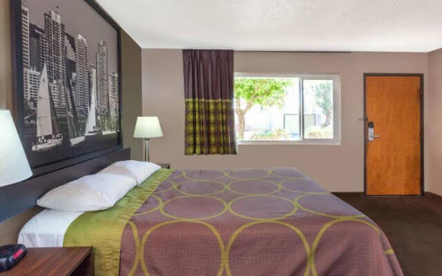 Super 8 Motel - Canoga Park
