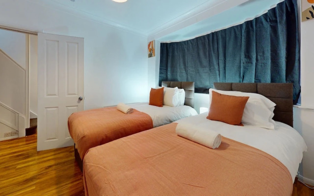 Dagenham - 4 Beds - Sleeps 8 - Wifi