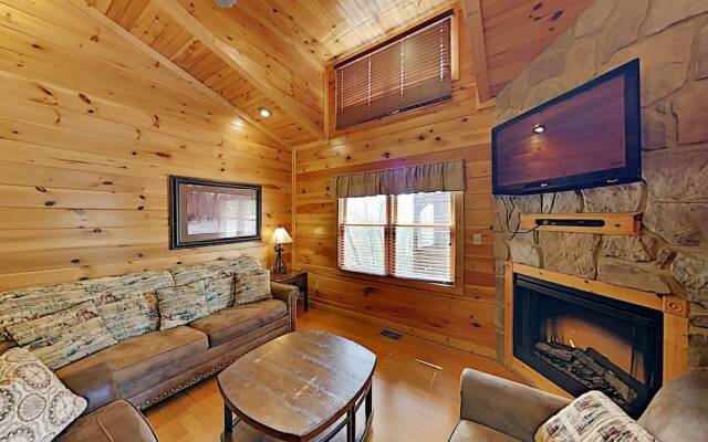 Gatlinburg Falls W/ Hot Tub & Big Views! 2 Bedroom Cabin