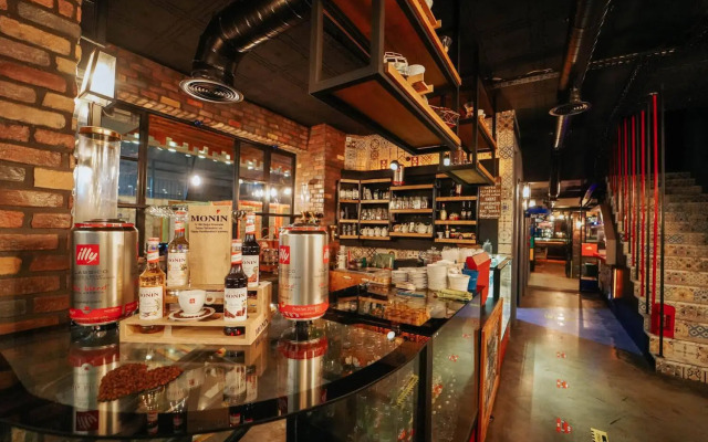 Voswos Garage Coffee & Hotel