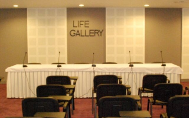 Life Gallery Hotel