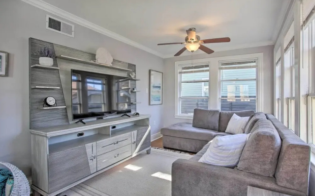 < 2 Mi to Pleasure Pier: Cozy Beach Bungalow