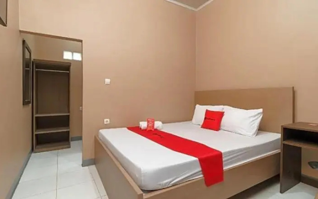 Formerly RedDoorz Syariah @ Bulak Kapal – Guest Rooms – Bekasi