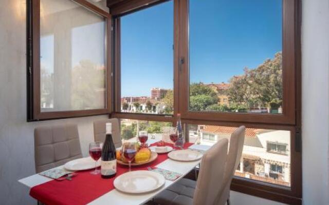 Apartamento con terraza y piscina junto a la playa