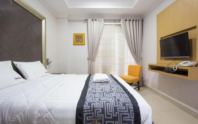 RedDoorz Plus near Pondok Indah Mall