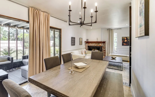 Walk to Beach & Eats: Modern Indialantic Apt