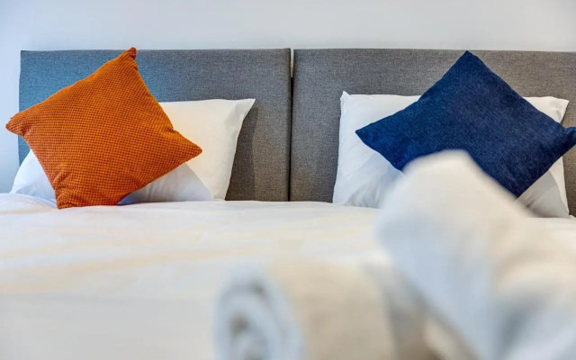 Raglan 3 Town Centre Modern Free Parking