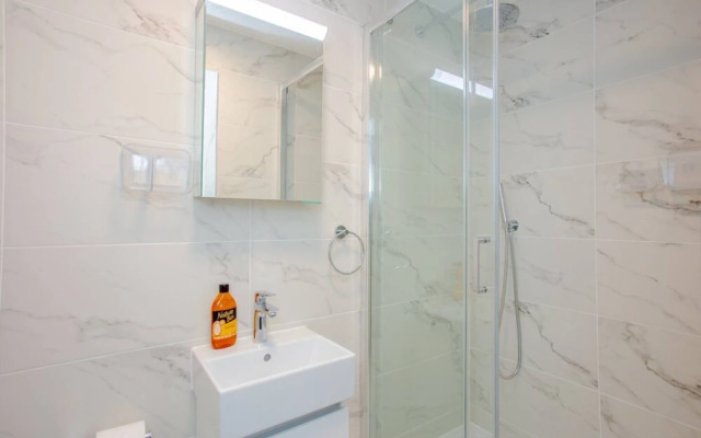 Bright 1 Bedroom Apartment in West London