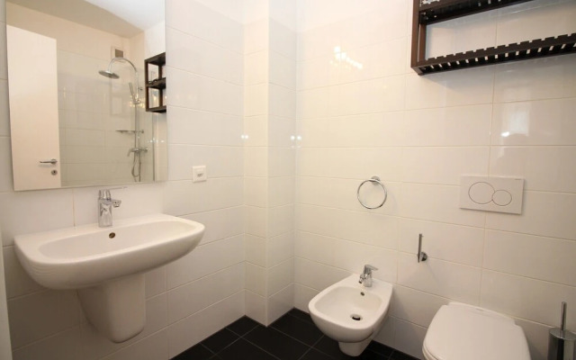 Santi Apartment Few Min From Lake