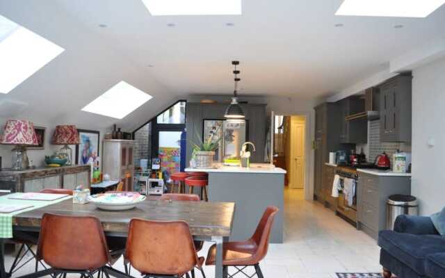 Spacious 2 Bedroom Property in Great Location