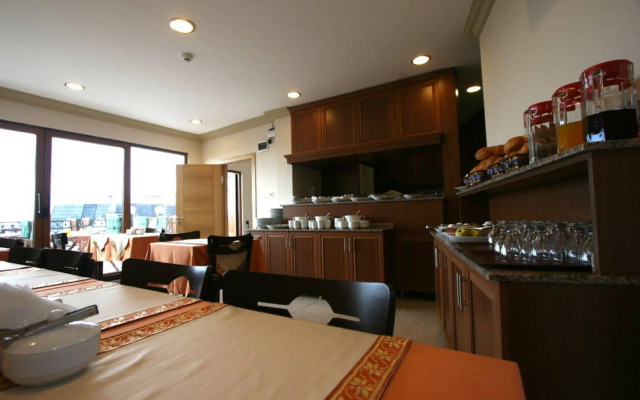 Grand Peninsula Hotel