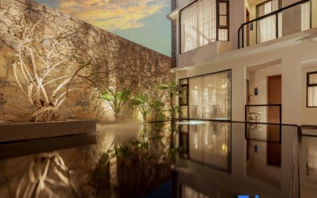 Nayinian Hotel