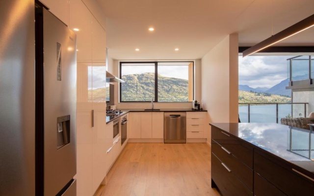4 Bedroom Home with elevated views of Lake Wakatipu & The Remarkables – Guest Rooms – Queenstown