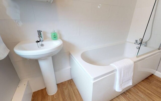 Stayzo 2BR House Accommodation in Peterborough