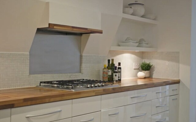 Lovely 5-bed House in London
