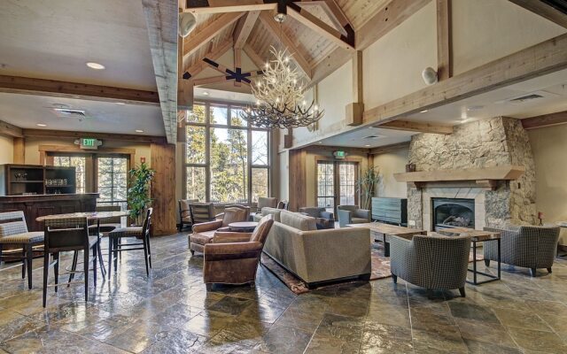 Bright + Scenic 2br - 7ppl Steps To Ski Lifts + Main Street 2 Bedroom Condo by RedAwning