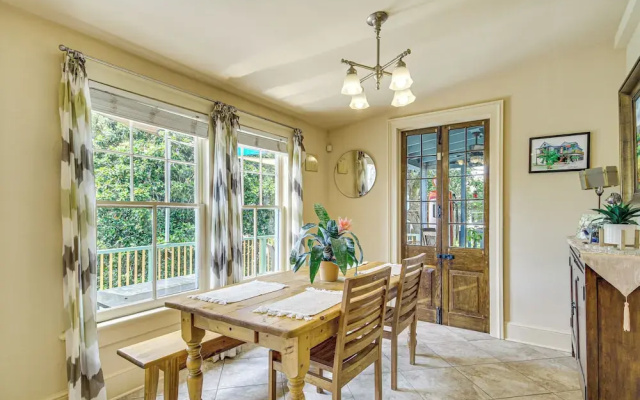 Eclectic Mandeville Home: Walk to Lakefront Park
