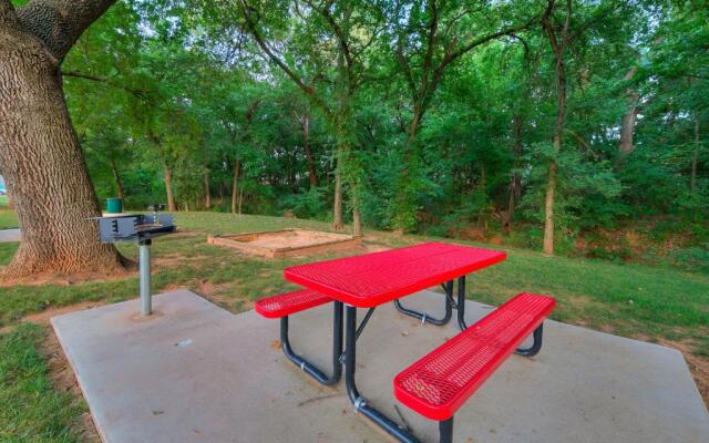 OU Sooner, Pool & Gym, BBQ, Netflix, 100mb Internet, LG Washer & Dryer, Close to OU!