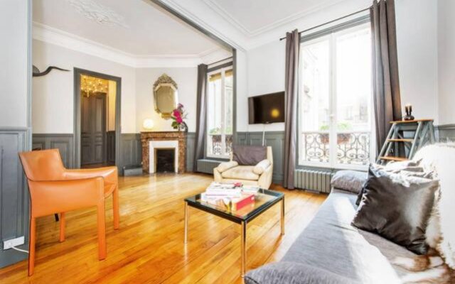 Large & Bright Apartment, Central Paris, Montmartre-Opéra, Picturesque Rue des Martyrs