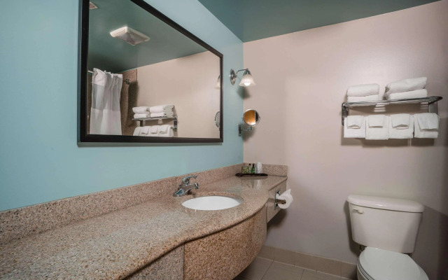 Gateway Hotel & Suites, Ascend Hotel Collection