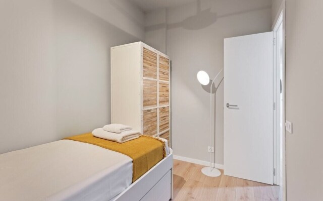 Designer 4 Bed Apt W Balcony Near Placa Catalunya