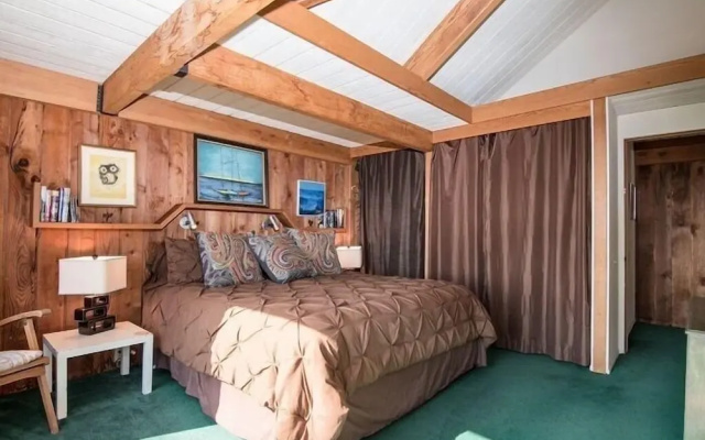 Holmes 3 Br home by RedAwning