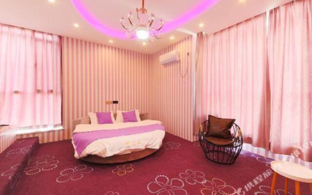 Fall in love with your theme hotel (Shijiazhuang Tianshan Hai World Store Branch)