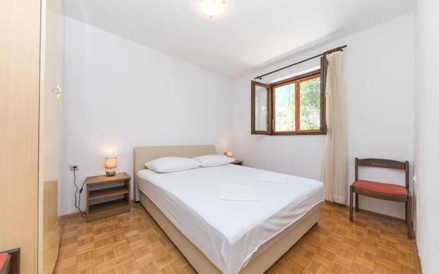 Awesome Home in Okrug Donji With Wifi and 5 Bedrooms