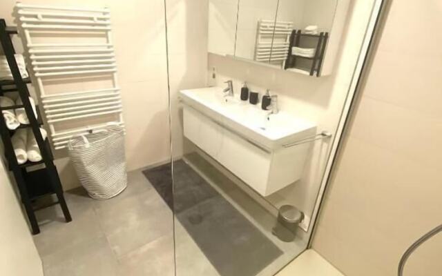 2 Bedrooms Flat in Center with Parking