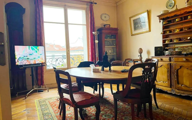beautiful flat in the center of Paris 6 th district