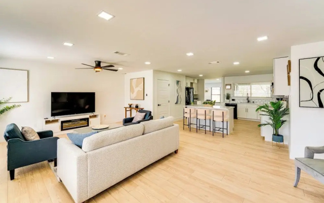 Stylish Irving Retreat w/ Patio & Fire Pit