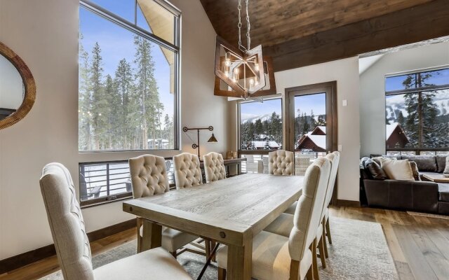 Five Peaks Townhouse with Garage and Hot Tub by RedAwning