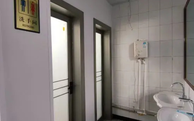 Ejinaqi Luxing Hostel