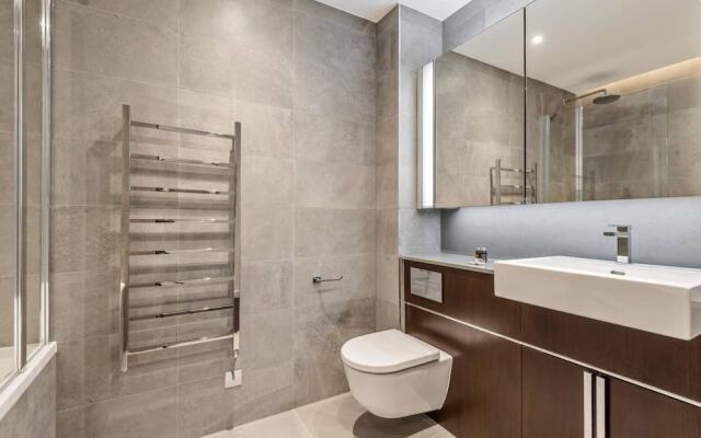 Luxury High Rise two Bedroom Flat Battersea