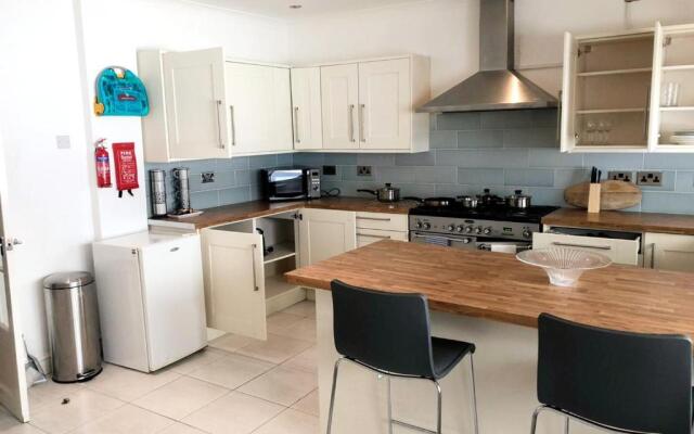 3-bed Semi-detached House, Wifi, Parking, Outdoor Space