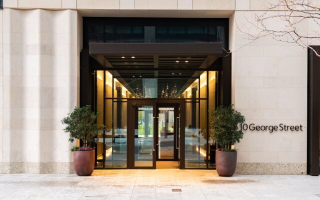 Stunning two Bedroom Docklands Apartment With Balcony