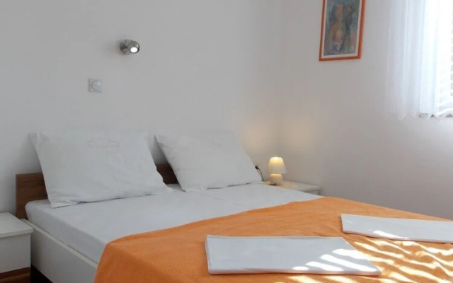 Markle - Swimming Pool and Sunbeds - A6