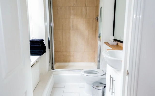 Modern 2 bed flat in historic building