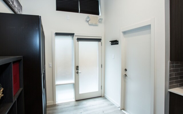Modern Seattle Condo Sleeps 4