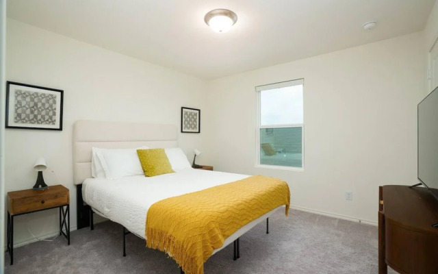 Rare Find Sleeps 13 Family Fun