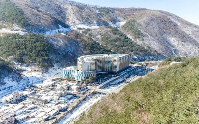 Mayhills Resort