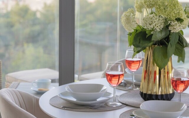 Apartment Royallux Sea View by Renters